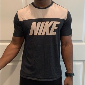 Men’s Nike block style shirt
